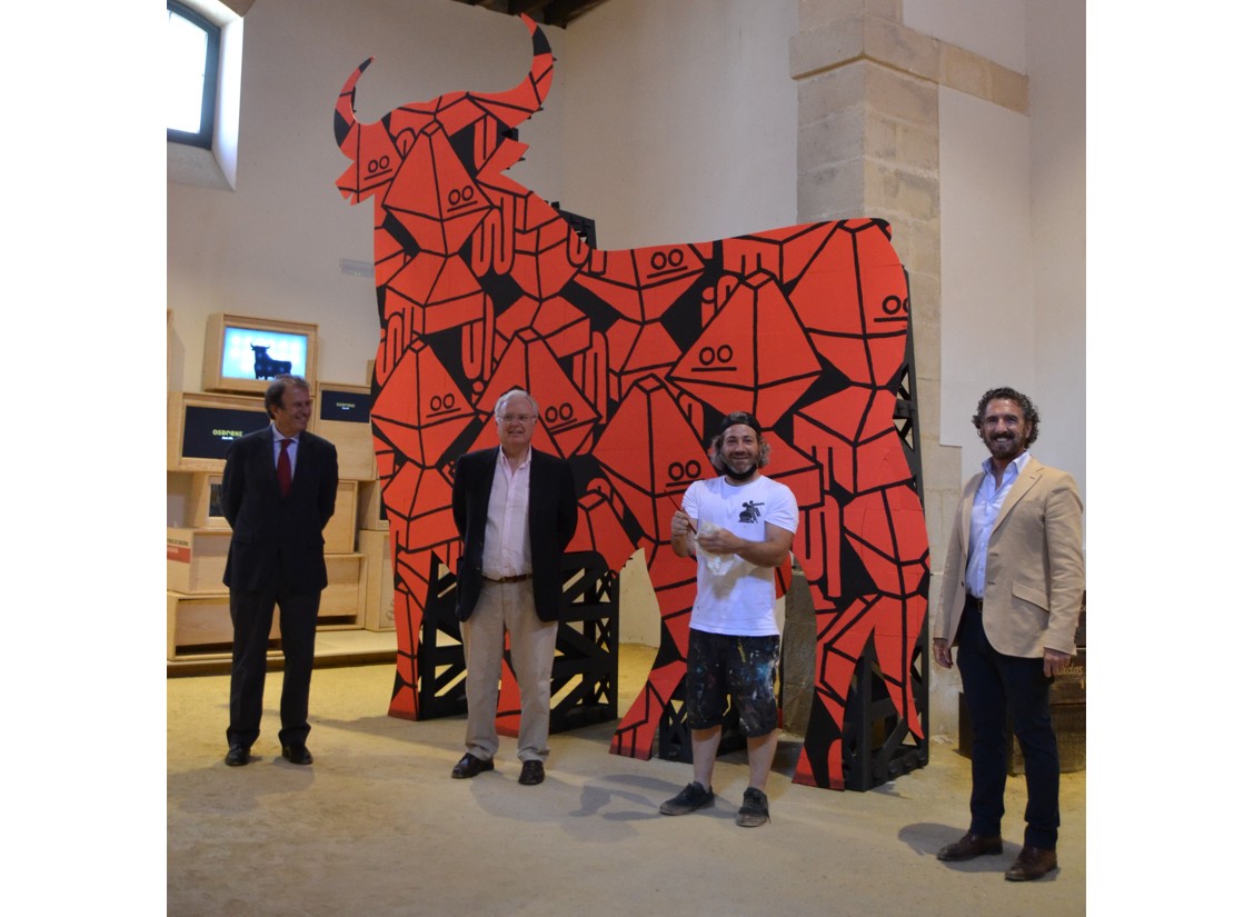 EL TORO DE OSBORNE SE VISTE DE ARTE URBANO POR EL ARTISTA JUAN DÍAZ-FAES EL TORO DE OSBORNE SE VISTE DE ARTE URBANO POR EL ARTISTA JUAN DÍAZ-FAES